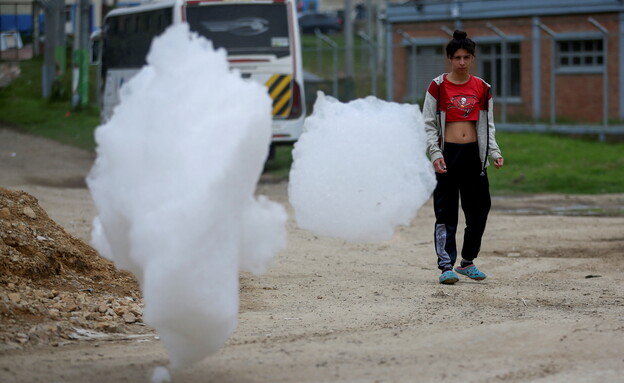 קצף רעיל ברחובות בוגוטה (צילום: Luisa Gonzalez, Reuters)