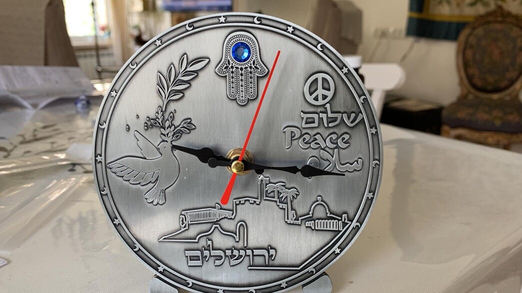 שעון "שלוש הדתות" שנשלח כשי למשפחות השכולות שעון "שלוש הדתות" שנשלח כשי למשפחות השכולות