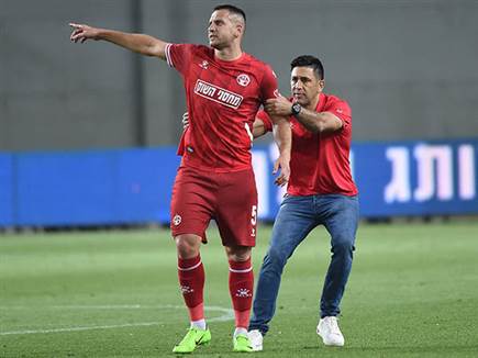 ברדה מחזיק את אבו עביד. מייצג את רוב המשחק (ברני ארדוב)