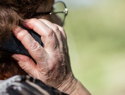 זקנה, סבתא, קשישה, פלאפון, טלפון, סמארטפון (צילום: Giulio Fornasar, 123/RF, חדשות)