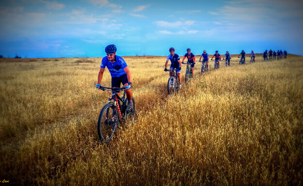 רכיבה ליד קיבוץ עינת (צילום: יואב לביא)