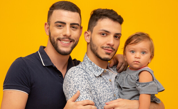 זוג גברים עם תינוקת (צילום: Bernardo Emanuelle, Shutterstock)