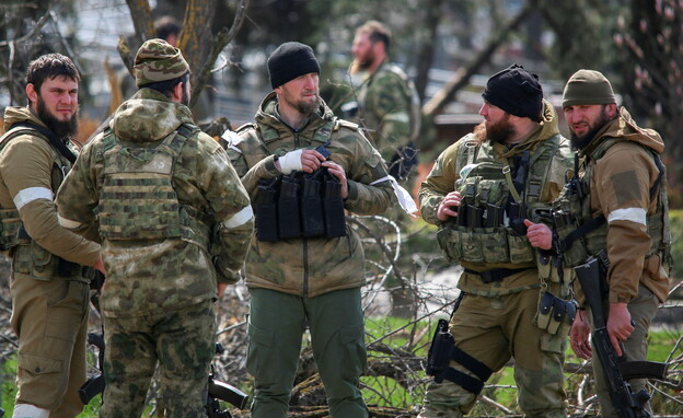 לוחמים צ'צ'נים שנלחמים לצידו של פוטין באוקראינה (צילום: רויטרס)