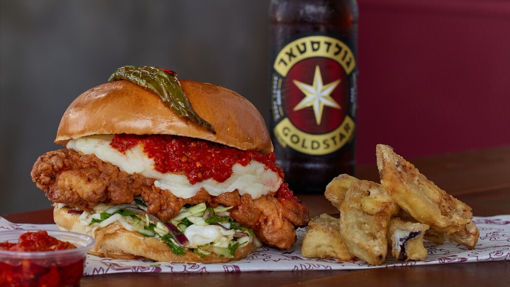 ספיישל עצמאות בלאקי צ'יקן, ביתן אהרון ספיישל עצמאות בלאקי צ'יקן, ביתן אהרון