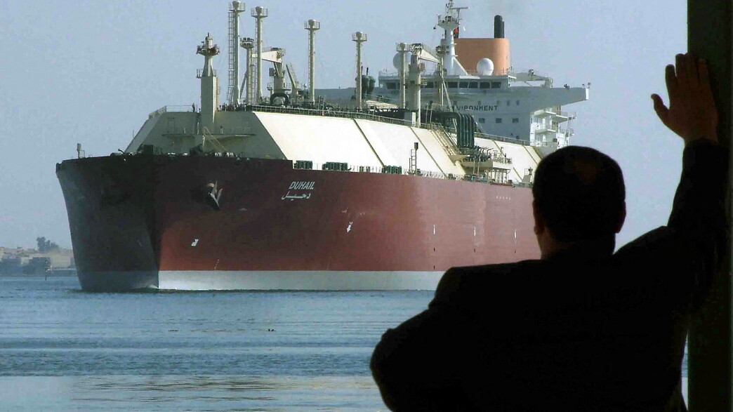 מכלית גז מקטר עוברת בתעלת סואץ מכלית גז מקטר עוברת בתעלת סואץ