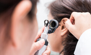 בדיקת שמיעה, אוזניים (צילום:  Bangkoker, shutterstock)