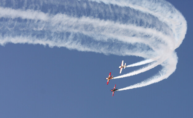 מטוסים עם שובל בשמיים (צילום: 123rf)