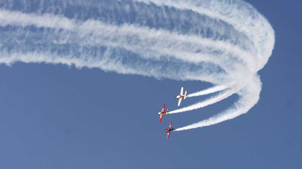 מטוסים עם שובל בשמיים