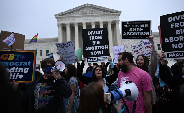 הפגנות מול בית המשפט העליון בארה"ב, נגד איסור הפלות (צילום: getty images)