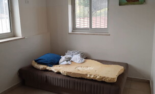 מיטת מטופל במעון "בית דפנה" (צילום: N12)