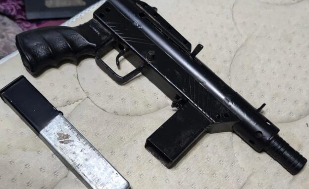 הרובה שנמצא בבית החשודים באילת (צילום: משטרת ישראל)