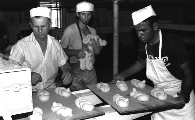 עובדים מכניסים חלות לתנור במאפיית ברמן בירושלים 1982  (צילום: רימון ברוך לעמ)