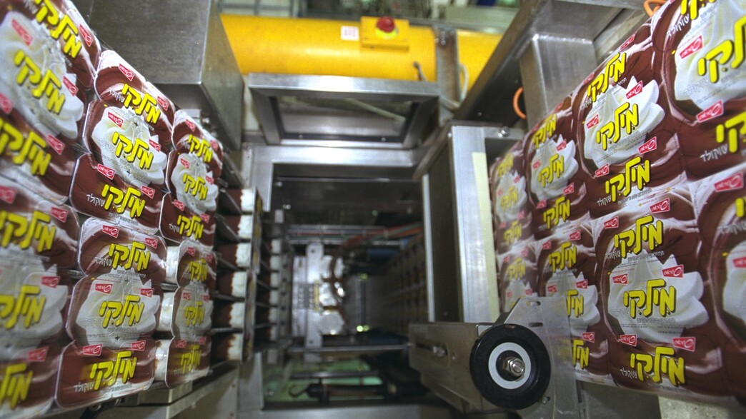 קו פס הייצור של מעדן מילקי, במפעל לייצור מוצרי חלב שטראוס בכרמיאל. (צילום: אבי אוחיון לעמ)