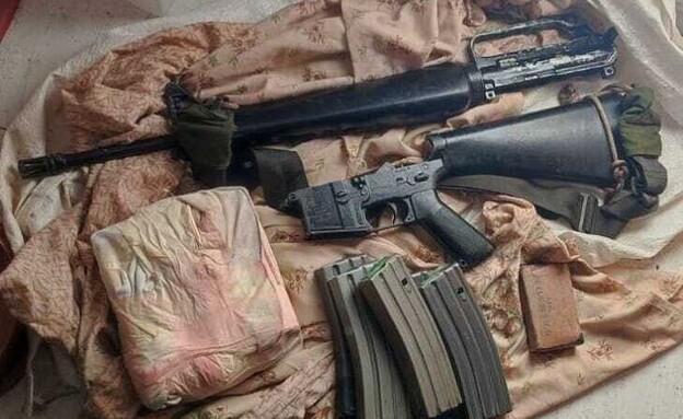 הרובה והמחסניות שנמצאו בביתה של בת ה-72 (צילום: משטרת ישראל)