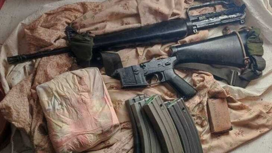 הרובה והמחסניות שנמצאו בביתה של בת ה-72 (צילום: משטרת ישראל)
