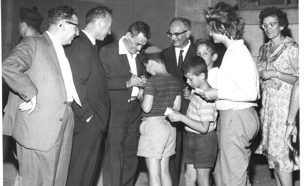 תצלום ילדים מחתימים את יור הכנסת קדיש לוז 4.9.1961 (צילום: ד. רוזנבלום)