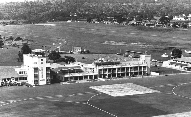 שדה התעופה אנטבה ובניין הטרמינל במרכז שדה התעופה אנטבה ובניין הטרמינל במרכז