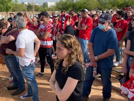 מאות אוהדים ליוו אותו בדרכו האחרונה (צילום: ספורט 5)