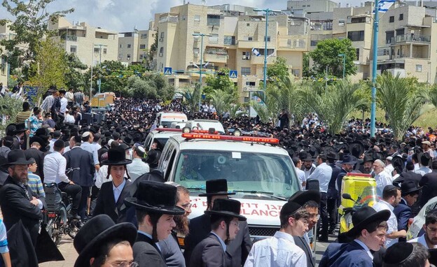אלפים רבים התכנסו לקראת מסעות הלוויה בזירת הפיגוע  (צילום: TPS)