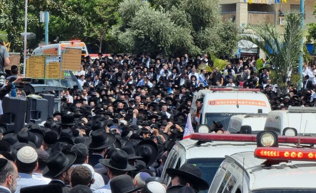 אלפים רבים התכנסו לקראת מסעות הלוויה בזירת הפיגוע  (צילום: TPS)