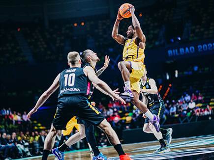 מנסה לשמור את חולון במשחק. רגלנד (פיב"א)