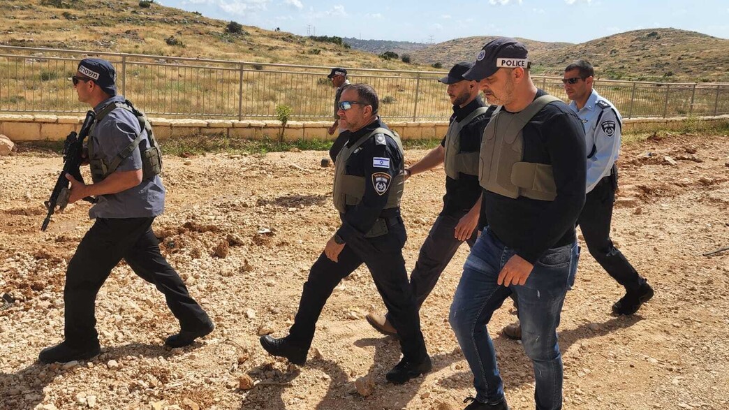 המפכ"ל ובכירי המשטרה במהלך המצוד אחר המחבלים