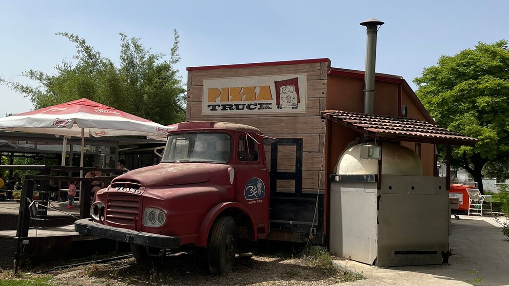 פיצה טראק קוקיה בקיבוץ דפנה פיצה טראק קוקיה בקיבוץ דפנה