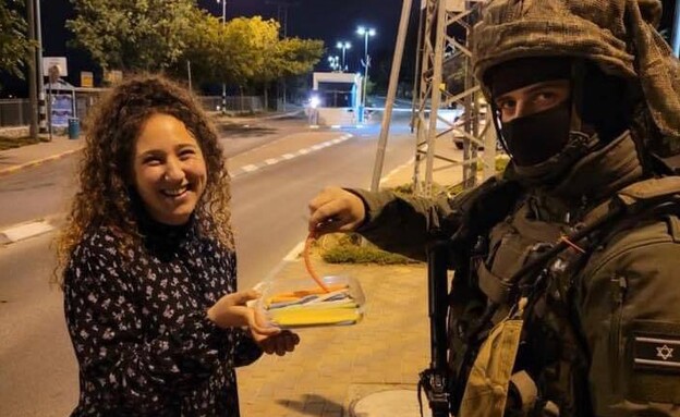 פעילת עוצמה יהודית מחלקת ממתקים בתקוע (צילום: ההנהגה הצעירה - עוצמה יהודית@, facebook)