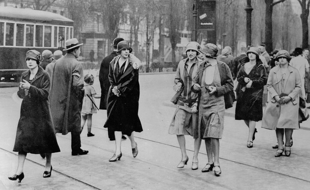 הולכי רגל בברלין, 1926 (צילום: Katherine Young, Getty Images)
