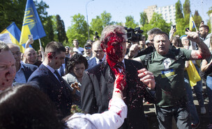 שגריר רוסיה בפולין מותקף (צילום: Maciek Luczniewski, AP)