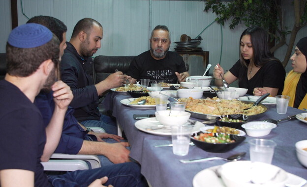 סעודת איפטאר בבית משפחת חמדוני, לוד (צילום: N12)