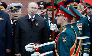 ולדימיר פוטין וחיילים רוסים (צילום: ap)