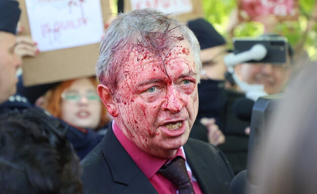 שגריר רוסיה בפולין מותקף (צילום: רויטרס)