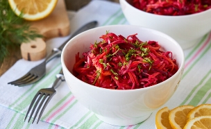 סלט סלק וגזר (צילום: Iuliia Kochenkova, ShutterStock)