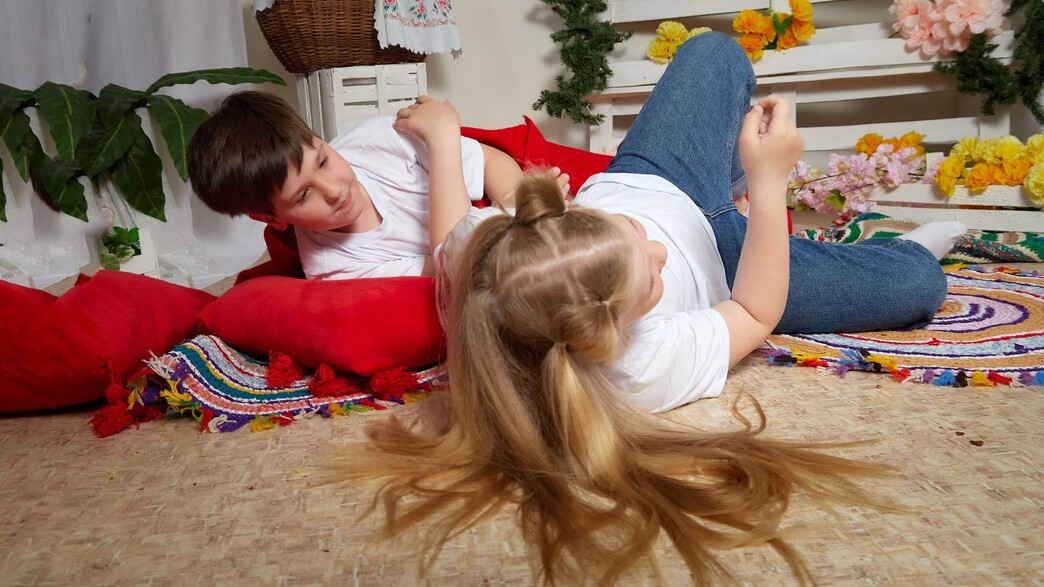 ילדים משחקים על שטיח (אילוסטרציה: KELENY, shutterstock)