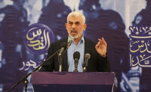 מנהיג חמאס בעזה יחיא סינוואר בנאום הגרזנים (צילום: Ali Jadallah/Anadolu Agency via Getty Images)