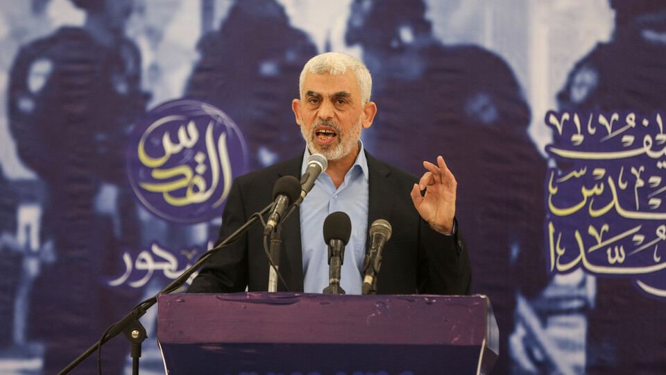 מנהיג חמאס בעזה יחיא סינוואר בנאום הגרזנים (צילום: Ali Jadallah/Anadolu Agency via Getty Images)