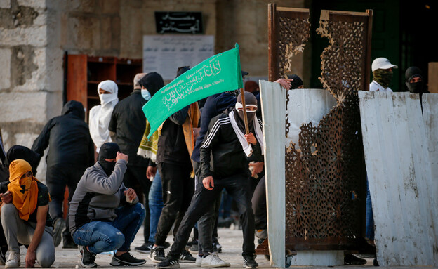 מפגינים פלסטינים מתעמתים עם שוטרים בהר הבית (צילום: ג'מאל עוואד, פלאש 90)