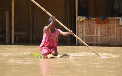הצפה בהודו, נשים פגיעות יותר לשינויי אקלים (צילום: Diganta Talukdar, shutterstock)