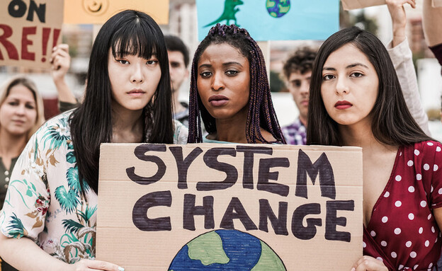 נשים מפגינות לצדק אקלימי