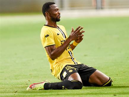 בעיטה חופשית אדירה. טוומאסי (ברני ארדוב)