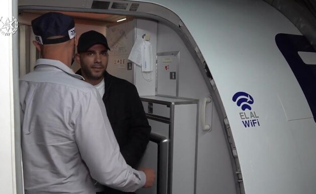 ליאור חדד בעת ירידתו מהמטוס לאחר שגורש ממרוקו (צילום: דוברות המשטרה)