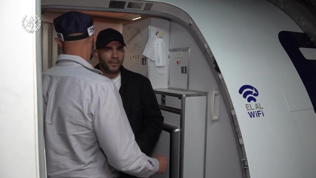 ליאור חדד בעת ירידתו מהמטוס לאחר שגורש ממרוקו (צילום: דוברות המשטרה)