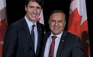 חבר הפרלמנט הקנדי שפקאת עלי עם ג'סטין טרודו (צילום: התקשורת הקנדית)