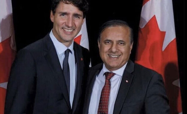 חבר הפרלמנט הקנדי שפקאת עלי עם ג'סטין טרודו (צילום: התקשורת הקנדית)