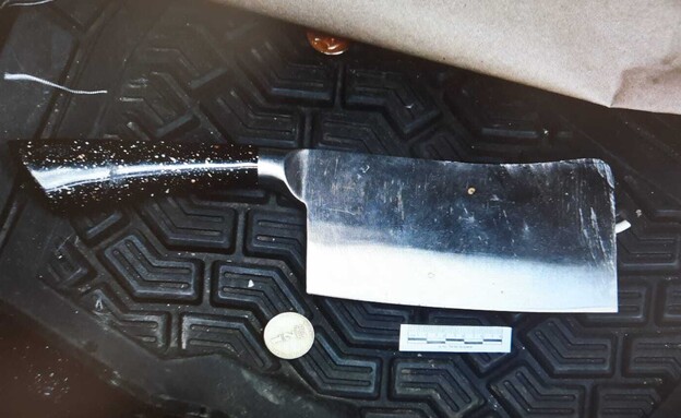 סכין קצבים מזירת השוד בחנות נוחות ליד להבות חביבה (צילום: משטרת ישראל)