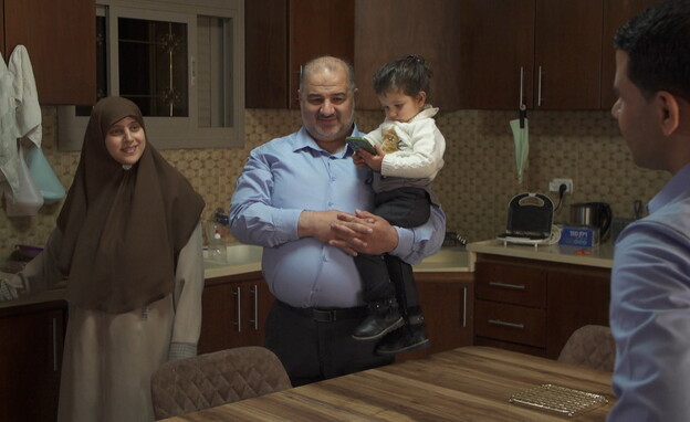 ח"כ מנסור עבאס ומשפחתו (צילום: חדשות 12)