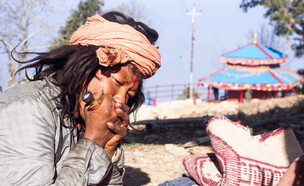 טקס דתי עם קנאביס בנפאל (צילום: Niroj Bade, shutterstock)