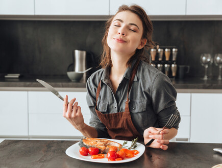 אישה אוכלת דג (צילום: shutterstock)