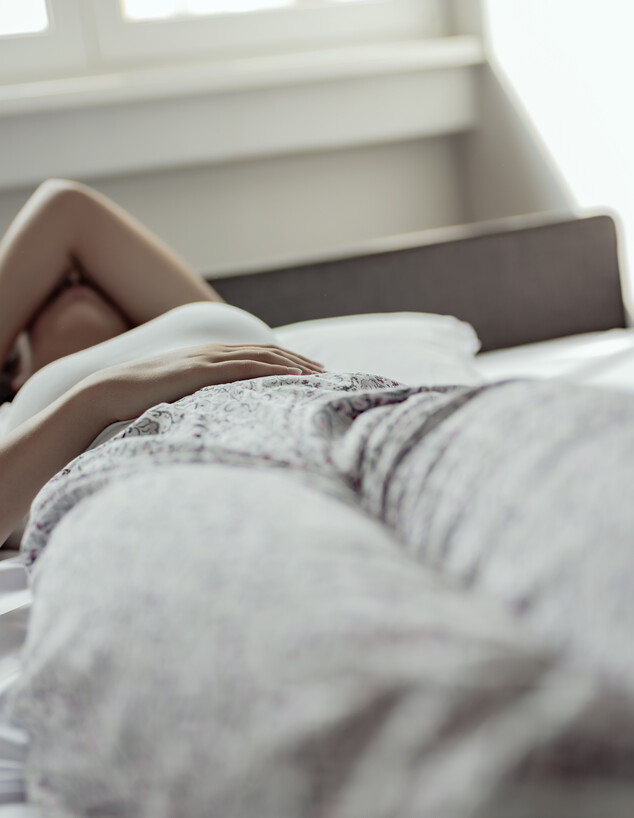 אישה על המיטה (צילום: גטיאימג' ישראל)